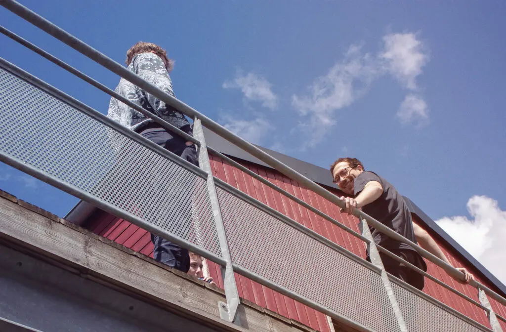 Nos collaborateurs sur la terrasse de notre bâtiment