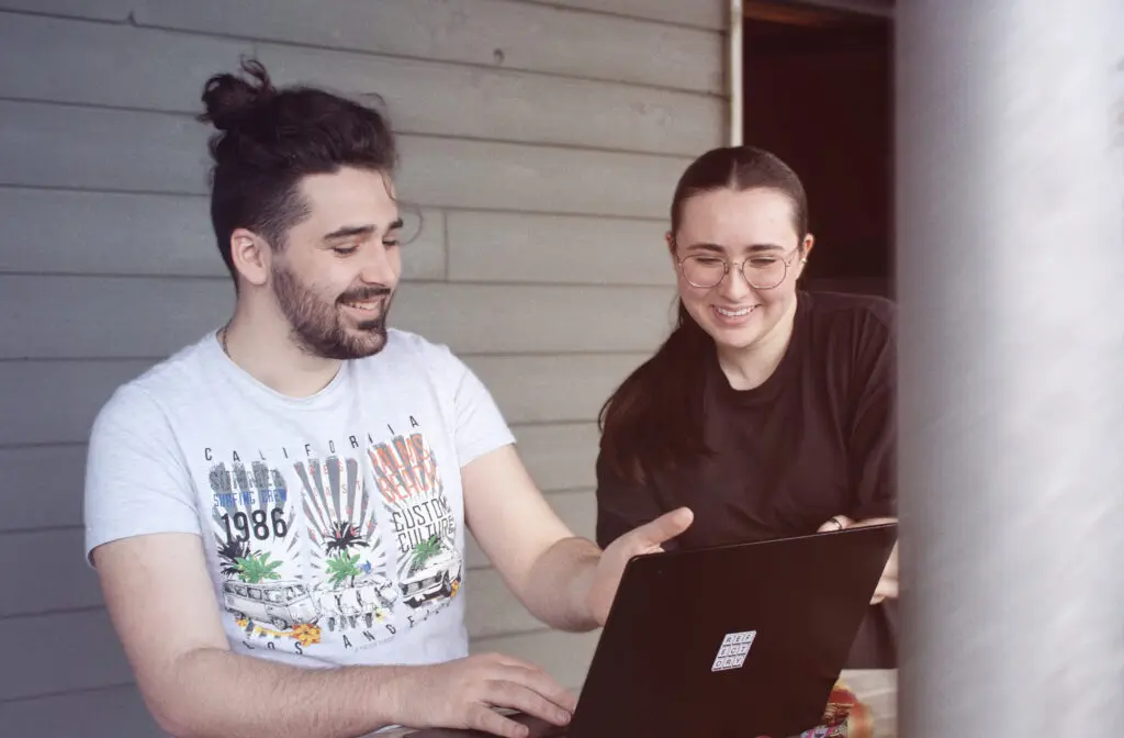Nos collaborateurs sur la terrasse de l'agence